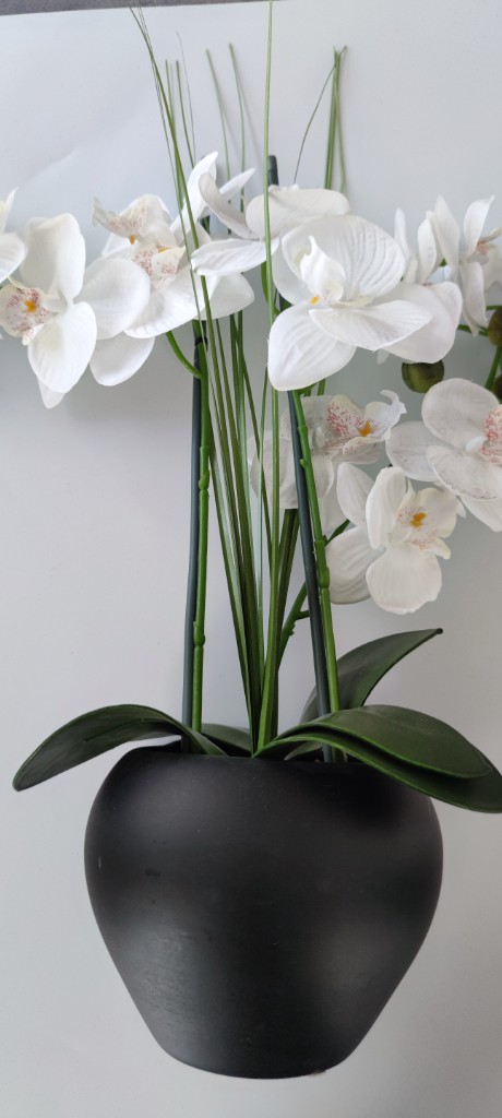Arreglo de Orquídeas Artificiales en Maceta Negra