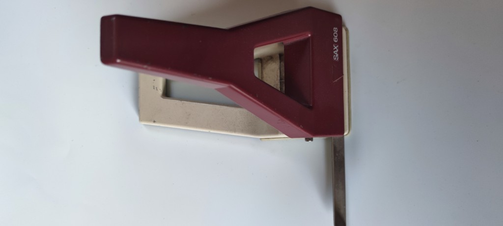 Perforadora de Papel SAX 608