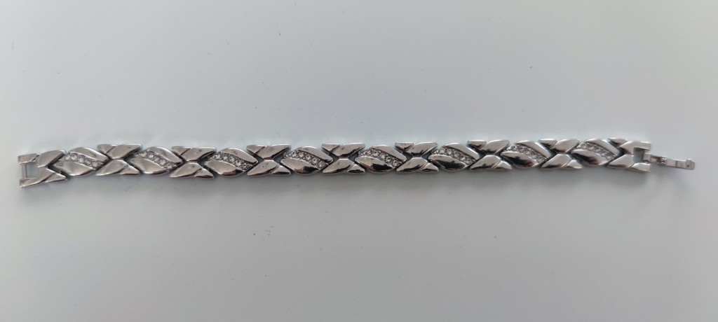 Pulsera de plata con diseño elegante